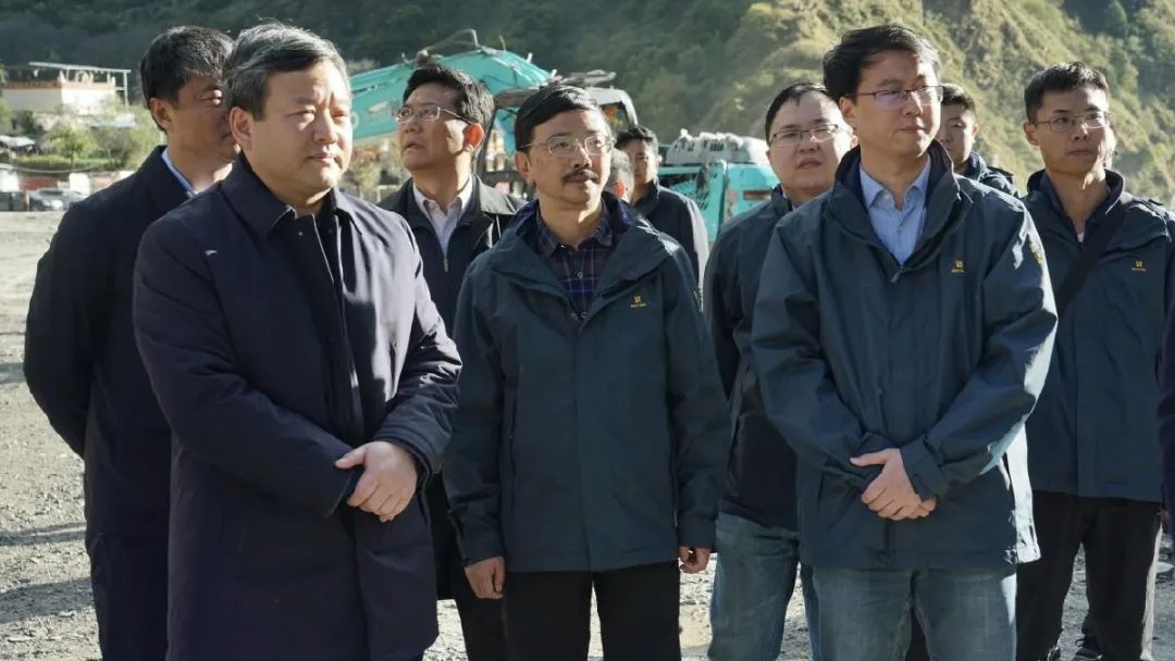 副省長(zhǎng)曹立軍一行到我公司承擔(dān)的丹巴縣阿娘寨滑坡、梅龍溝泥石流應(yīng)急監(jiān)測(cè)項(xiàng)目指導(dǎo)工作